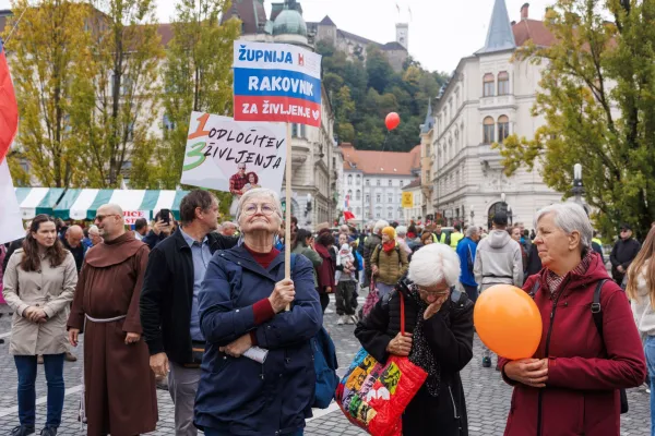 Ljubljana, Presernov trg.Pohod za zivljenje za pravice nerojenih otrok ter njihovih mater in ocetov v stiskah v Sloveniji, ki ga organizira Zavod Mreza za zivljenje in enakopravnost.