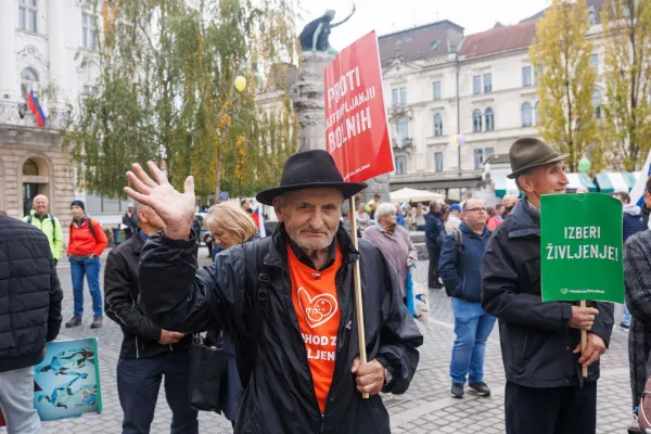 Ljubljana, Presernov trg.Pohod za zivljenje za pravice nerojenih otrok ter njihovih mater in ocetov v stiskah v Sloveniji, ki ga organizira Zavod Mreza za zivljenje in enakopravnost.