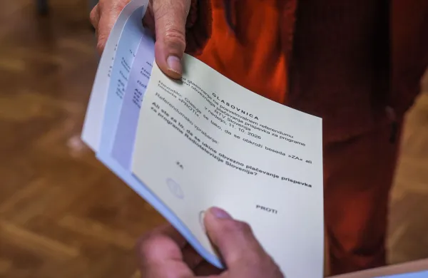 Ljubljana, prostori MOL.Predcasno glasovanje za zakonodajni referendum o noveli zakona o parlamentarni preiskavi ter tri posvetovalne referendume - o ukinitvi obveznega placevanja prispevka za Radiotelevizijo Slovenija, o pogojevanju pravice do denarne socialne pomoci z aktivnim vkljucevanjem delovno sposobnih upravicencev v druzbenokoristna dela ter o volilni pravici na lokalnih volitvah.