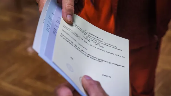 Ljubljana, prostori MOL.Predcasno glasovanje za zakonodajni referendum o noveli zakona o parlamentarni preiskavi ter tri posvetovalne referendume - o ukinitvi obveznega placevanja prispevka za Radiotelevizijo Slovenija, o pogojevanju pravice do denarne socialne pomoci z aktivnim vkljucevanjem delovno sposobnih upravicencev v druzbenokoristna dela ter o volilni pravici na lokalnih volitvah.