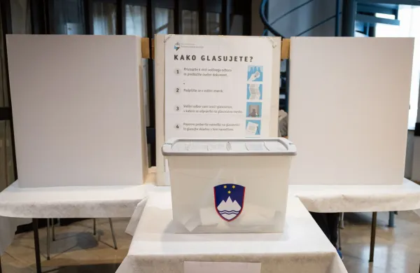 V Sloveniji poteka glasovanje na zakonodajnem referendumu o noveli zakona o parlamentarni preiskavi ter treh posvetovalnih referendumih.