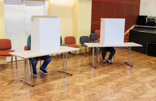 V Sloveniji je potekalo glasovanje na zakonodajnem referendumu o noveli zakona o parlamentarni preiskavi ter treh posvetovalnih referendumih.