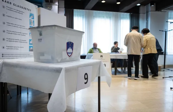 Volilci so glasovali na zakonodajnem referendumu o noveli zakona o parlamentarni preiskavi ter treh posvetovalnih referendumih.