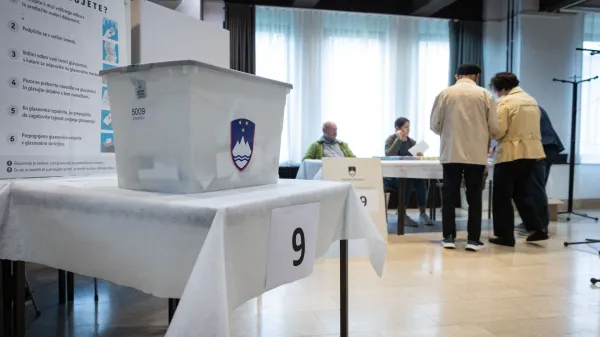 Volilci so glasovali na zakonodajnem referendumu o noveli zakona o parlamentarni preiskavi ter treh posvetovalnih referendumih.