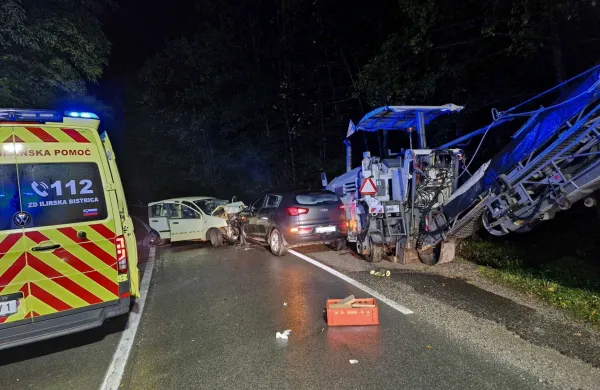 Če ne bi bilo delovnega stroja CPK, bi avtomobila z udeleženci vred končala pod cesto. 2