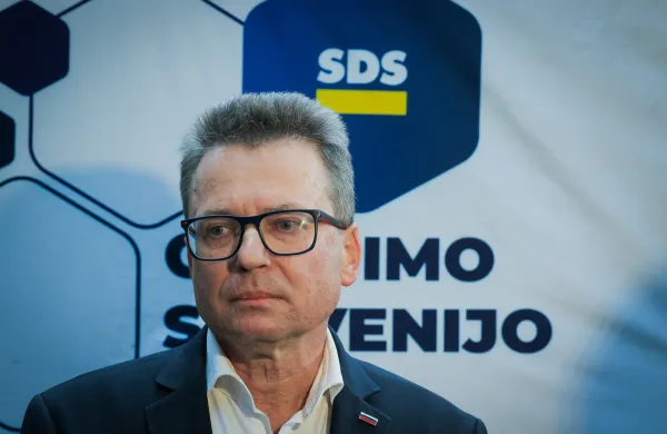 Ljubljana, sedez SDS.Izjava za medije poslanca SDS Zvonka Cernaca po zaprtju volisc za referendumsko glasovanje o uveljavitvi zakona o dodatku k pokojnini za izjemne dosezke na podrocju umetnosti.