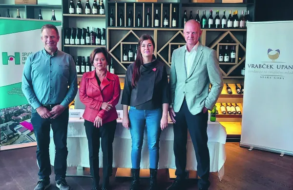 predstavitev spletna dražba Bolnica &Scaron;empeter Vrabček upanja 3. dražba vin vinarji Brda Vipavska dolina Brda Collioumetni&scaron;ka dela 8 umetnikovnakup monitorjev za endoskopski center in kirur&scaron;ki oddelki 