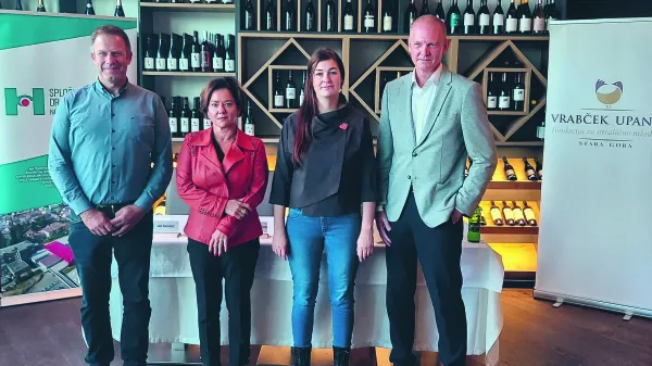 predstavitev spletna dražba Bolnica &Scaron;empeter Vrabček upanja 3. dražba vin vinarji Brda Vipavska dolina Brda Collioumetni&scaron;ka dela 8 umetnikovnakup monitorjev za endoskopski center in kirur&scaron;ki oddelki 