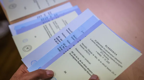 Ljubljana, prostori MOL.Predcasno glasovanje za zakonodajni referendum o noveli zakona o parlamentarni preiskavi ter tri posvetovalne referendume - o ukinitvi obveznega placevanja prispevka za Radiotelevizijo Slovenija, o pogojevanju pravice do denarne socialne pomoci z aktivnim vkljucevanjem delovno sposobnih upravicencev v druzbenokoristna dela ter o volilni pravici na lokalnih volitvah.