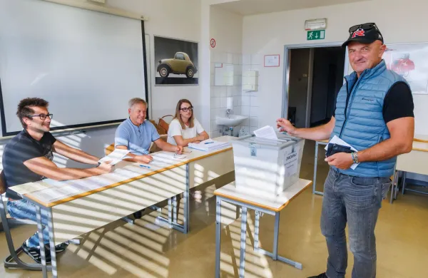Čeprav sta politična bloka pozivala volilce, naj volijo &scaron;tirikrat proti oziroma &scaron;tirikrat za, so ti v praksi glasovali drugače.