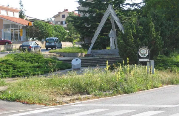 Zara&scaron;čena okolica križi&scaron;ča in spomenika na Kozini