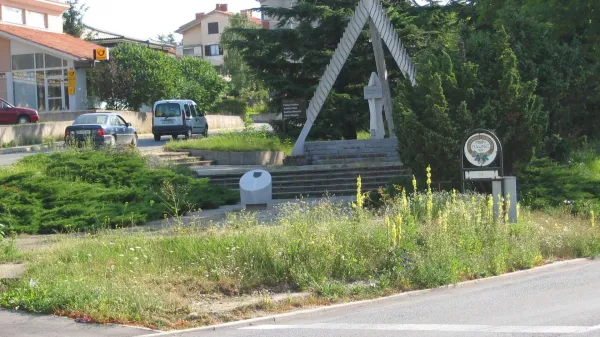 Zara&scaron;čena okolica križi&scaron;ča in spomenika na Kozini