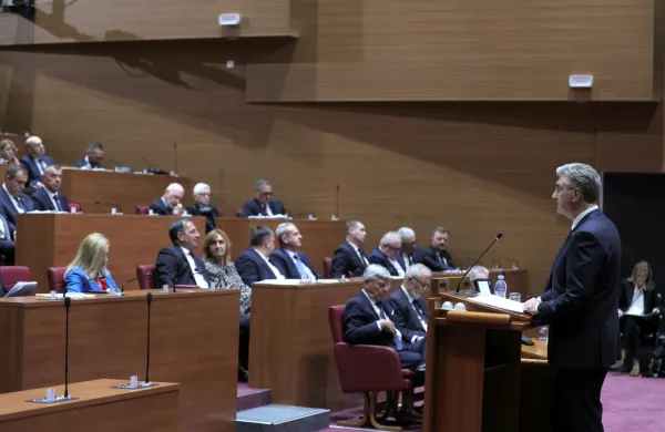 Hrva&scaron;ki premier Andrej Plenković je v saboru predstavil letno poročilo o delu vlade.