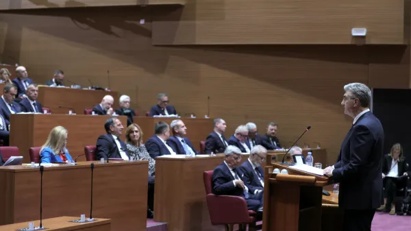 Hrva&scaron;ki premier Andrej Plenković je v saboru predstavil letno poročilo o delu vlade.