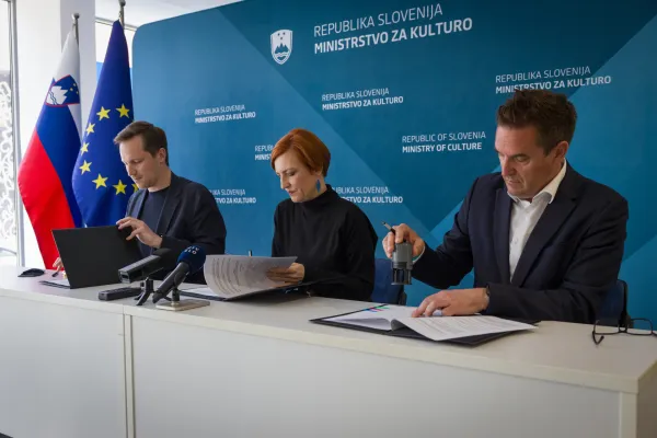 Ministrica za kulturo Asta Vrečko (v sredini) je z županom Celja Matijo Kovačem in županom Nove Gorice Samom Turelom podpisala tripartitno pogodbo soustanoviteljic Javnega zavoda za razvoj sodobne plesne umetnosti.