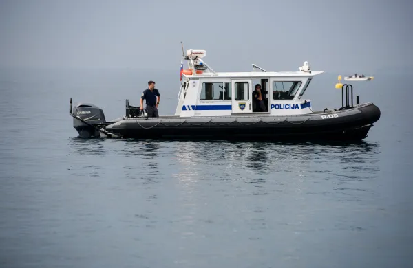 Piran.Dvig obnovljenega kipa nadangela Mihaela na vrh zvonika piranske stolnice.Policijski coln.