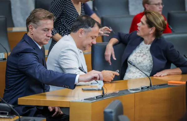 Ljubljana, DZ.Izredna seja DZ, na kateri so obravnavali zahtevo Specializiranega drzavnega tozilstva za odlocitev o dovoljenju za zacetek kazenskega postopka zoper poslanca Svobode Roberta Goloba v zadevi Bobnar.Predsednik Gibanja Svoboda Robert Golob.