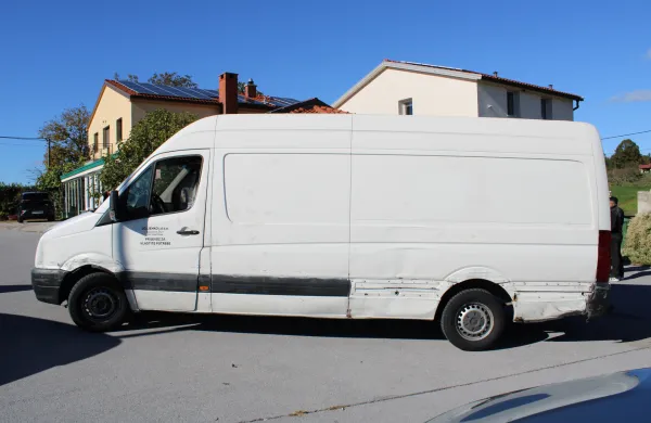 V tovorni del kombija natlačila 34 migrantov