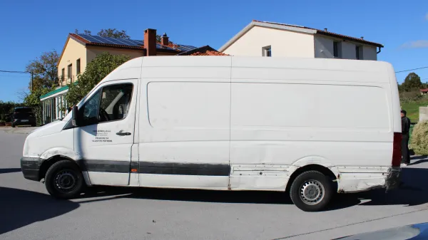 V tovorni del kombija natlačila 34 migrantov