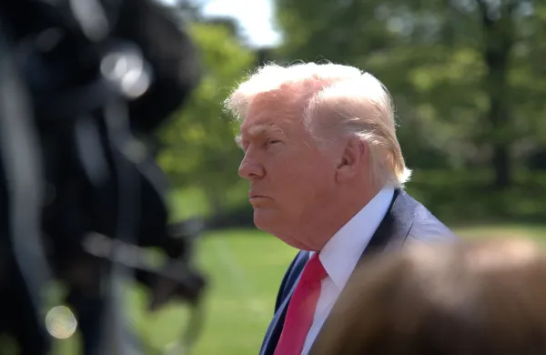 Ameri&scaron;ki predsednik Donald Trump v pogovoru z mediji pred Belo hi&scaron;o v Washingtonu