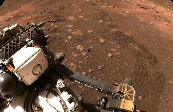 Slika ameri&scaron;ke vesoljske agencije Nasa prikazuje prvo vožnjo roverja Vztrajnost (Perseverance) na Marsu.