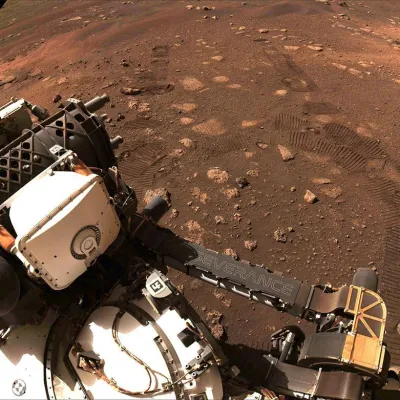 Slika ameri&scaron;ke vesoljske agencije Nasa prikazuje prvo vožnjo roverja Vztrajnost (Perseverance) na Marsu.