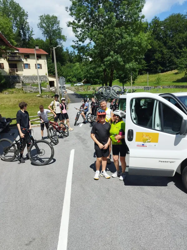 Poletni BiciBus in novi postaji za kolesarje povezali dolino s planotama