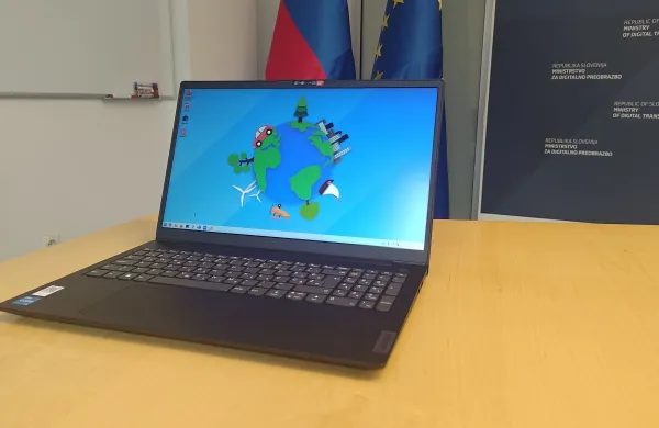 Od skupno 13.000 računalnikov so jih okoli 3000 razdelili &scaron;olam in zavodom ter občinam, prizadetim v poplavah avgusta 2023, preostalih 10.000 pa v okviru mehanizma za izposojo računalnikov.
