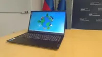Od skupno 13.000 računalnikov so jih okoli 3000 razdelili &scaron;olam in zavodom ter občinam, prizadetim v poplavah avgusta 2023, preostalih 10.000 pa v okviru mehanizma za izposojo računalnikov.