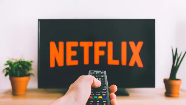 Gledanje TV na platfomi Netflix.