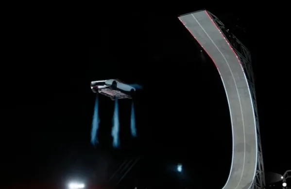 Elon Musk je predstavil nov Teslin model Roadster, ki lahko za nekaj časa tudi poleti. 