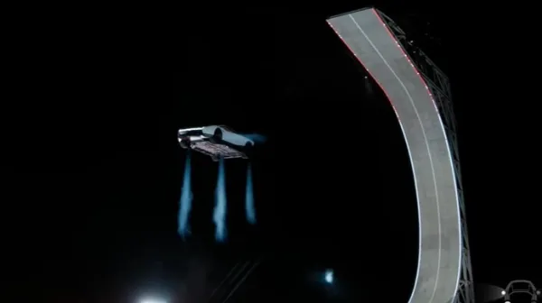 Elon Musk je predstavil nov Teslin model Roadster, ki lahko za nekaj časa tudi poleti. 