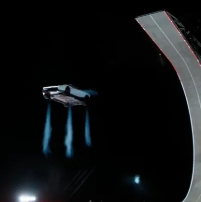 Elon Musk je predstavil nov Teslin model Roadster, ki lahko za nekaj časa tudi poleti. 