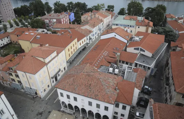 Koper, 04.07.2024panorama Kopra s koprskega zvonika,Verdijeva ulica, stavba Obalne lekarne, gledali&scaron;ce