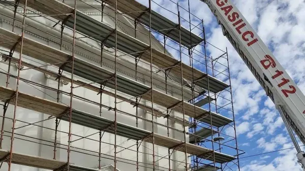 Zagorela streha cerkve v Levpi