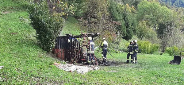 Zagorela streha cerkve v Levpi