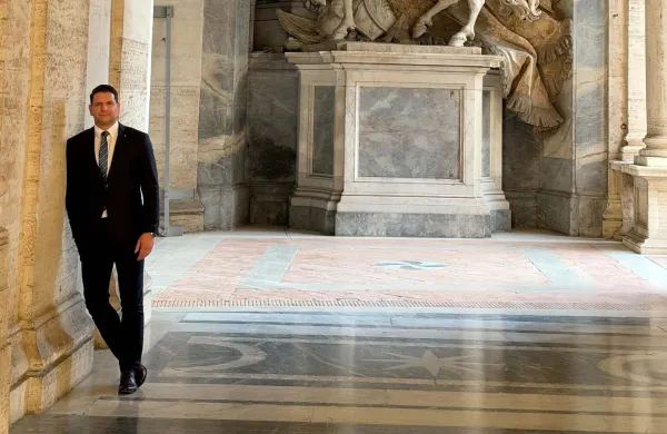 Predsednik državnega zbora Zoran Stevanović si je v Vatikanu ogledal baziliko sv. Petra. 