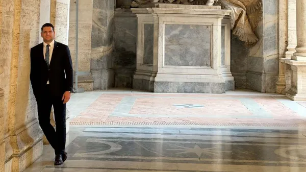 Predsednik državnega zbora Zoran Stevanović si je v Vatikanu ogledal baziliko sv. Petra. 