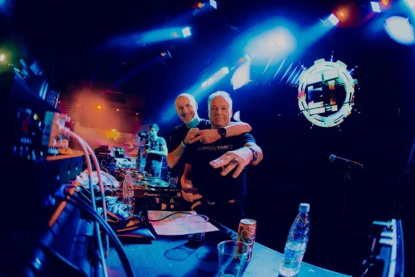 Generala srčnih veteranov: Dean On The Mike in Dr. Silvano DJ
