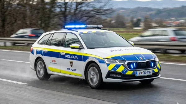 Slovensko policijsko vozilo med intervencijo na cesti.