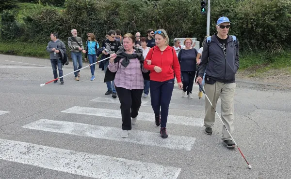Slepi in slabovidni so med sobotnim pohodom spoznavali Gori&scaron;ki camino.