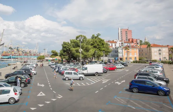 Ukmarjev trg, parkiri&scaron;če, Koper