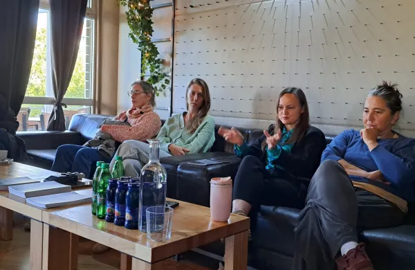 Ženske v temi: Predstava, v kateri se izrisuje psihologija nekega kraja in časa