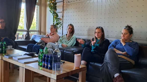Ženske v temi: Predstava, v kateri se izrisuje psihologija nekega kraja in časa