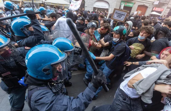 Protestniki v Milanu so obračunali tudi s policijo.