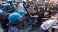 Protestniki v Milanu so obračunali tudi s policijo.