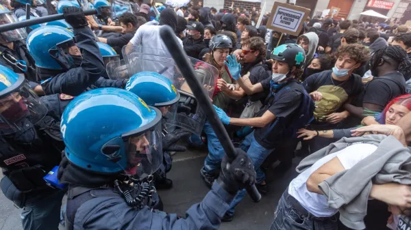 Protestniki v Milanu so obračunali tudi s policijo.