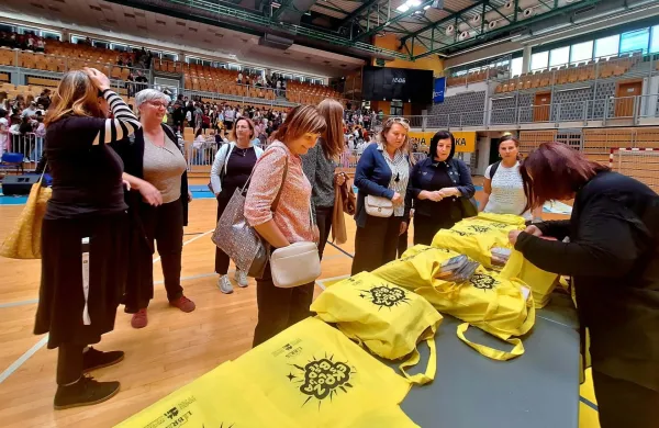 &Scaron;olske knjižničarke pa so prevzele simboličen paket knjig.