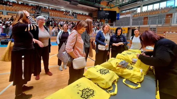 &Scaron;olske knjižničarke pa so prevzele simboličen paket knjig.