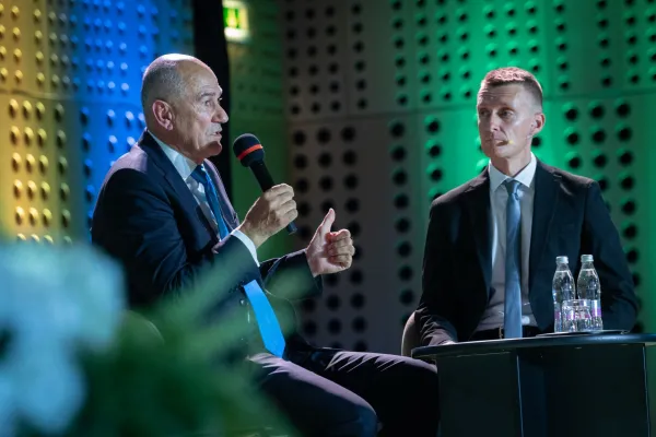 Pogovor s predsednikom vlade Janezom Jan&scaron;o o konkretnih načrtih, ki jih ima vlada za razvoj in stabilizacijo poslovnega okolja.